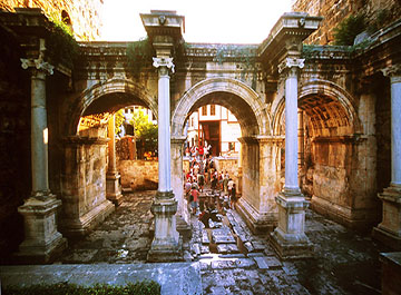 دروازه هادریانوس آنتالیا (Hadrians Gate)